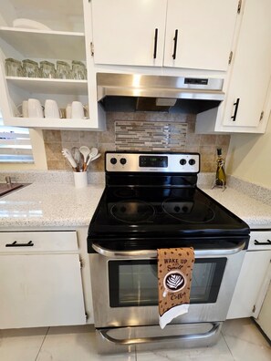 Private kitchen - Spacious 3-bedroom house in serene Tampa near Tampa Airport!! (Tampa)