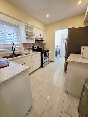 Private kitchen - Spacious 3-bedroom house in serene Tampa near Tampa Airport!! (Tampa)