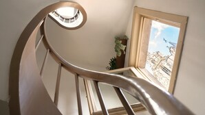 Una scala a chiocciola con ringhiera in metallo e una finestra che si affaccia su un edificio.