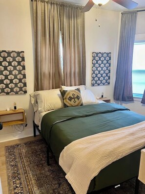 Travel cot, WiFi, bed sheets - Family Loft walk2 Downtown Fun (Omaha)