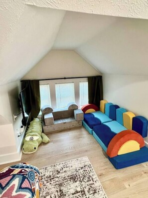 TV, fireplace - Family Loft walk2 Downtown Fun (Omaha)