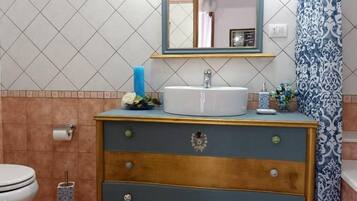 Classic-Suite, Balkon, Stadtblick | Badezimmer