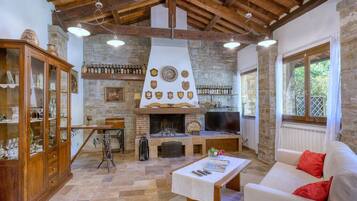 Televisión, chimenea y oficina