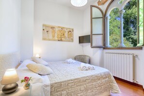 Desk, WiFi, bed sheets