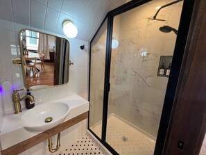 Bathroom - Victoria’s Chamber Fourplex | Rooftop deck and Zoo (Omaha)