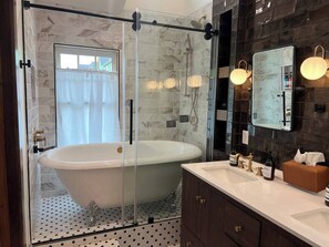 Bathroom - Victoria’s Chamber Fourplex | Rooftop deck and Zoo (Omaha)