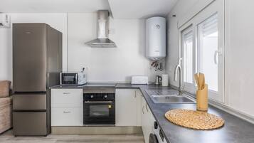Een koelkast, een magnetron, een oven, een kookplaat