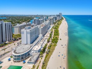 On the beach, sun-loungers, beach towels - 1701 - Studio Ocean Front Free Parking Pool 4 pers (Miami Beach)