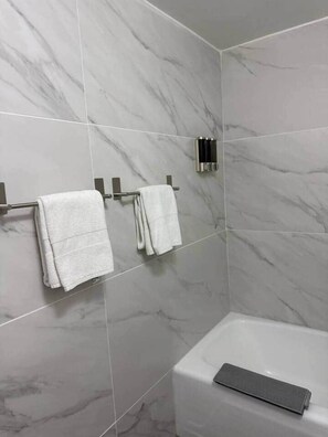 Hair dryer, towels - 1701 - Studio Ocean Front Free Parking Pool 4 pers (Miami Beach)