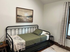 Iron/ironing board, travel cot, WiFi, bed sheets - The Regent Parlour Fourplex on 10th | zoo (Omaha)