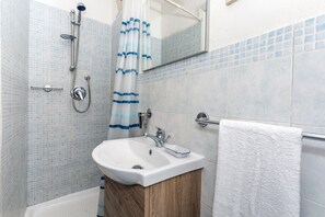 Douche, sèche-cheveux, serviettes fournies