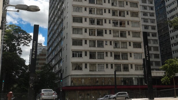 Ein hohes, mehrgeschossiges Gebäude mit zahlreichen Fenstern und einer schlichten Fassade.