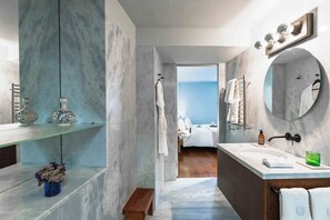 Căn hộ Tiêu chuẩn, 1 phòng ngủ | Phòng tắm | Máy sấy tóc, khăn tắm, xà phòng, dầu gội 