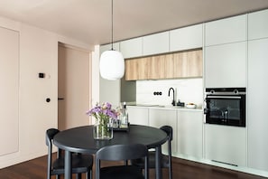 Apartamento luxo, 2 quartos | Cozinha privada | Geladeira, fogão, cooktop, lava-louças
