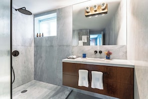 Exclusief appartement, 1 slaapkamer, terras | Badkamer | Een haardroger, handdoeken, zeep, shampoo