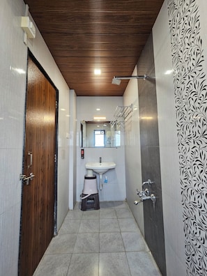 AC Super Deluxe Twin Bed | Bathroom | Towels, soap, shampoo - Hotel Royal Residency Executive  (Miraj)