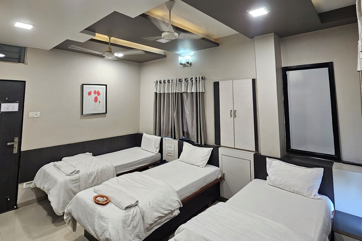 AC Family Deluxe Room | Desk, free WiFi
