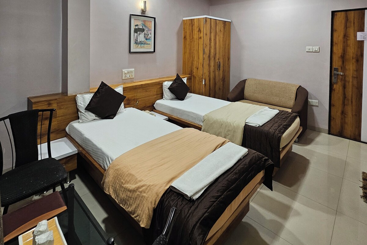 AC Super Deluxe Twin Bed | Desk, free WiFi
