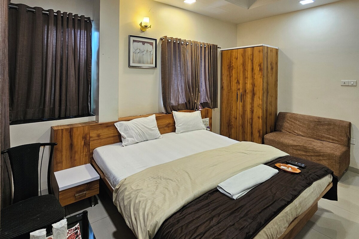 AC Super Deluxe | Desk, free WiFi
