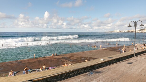 A coastal beach with a wooden boardwalk, a rocky shoreline, and a clear sky. - Vacation Chalet Isla Tenerife with Sea Views, Private Terrace and Wi-Fi (Tegueste)