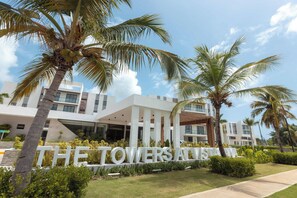 Un hotel moderno con un cartel llamativo que dice 'THE TOWERS ATANA'.