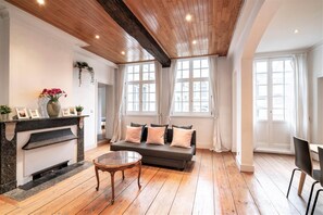 Apartment | Living room - Deluxe Capital Street Stay for 12 (Antwerp)