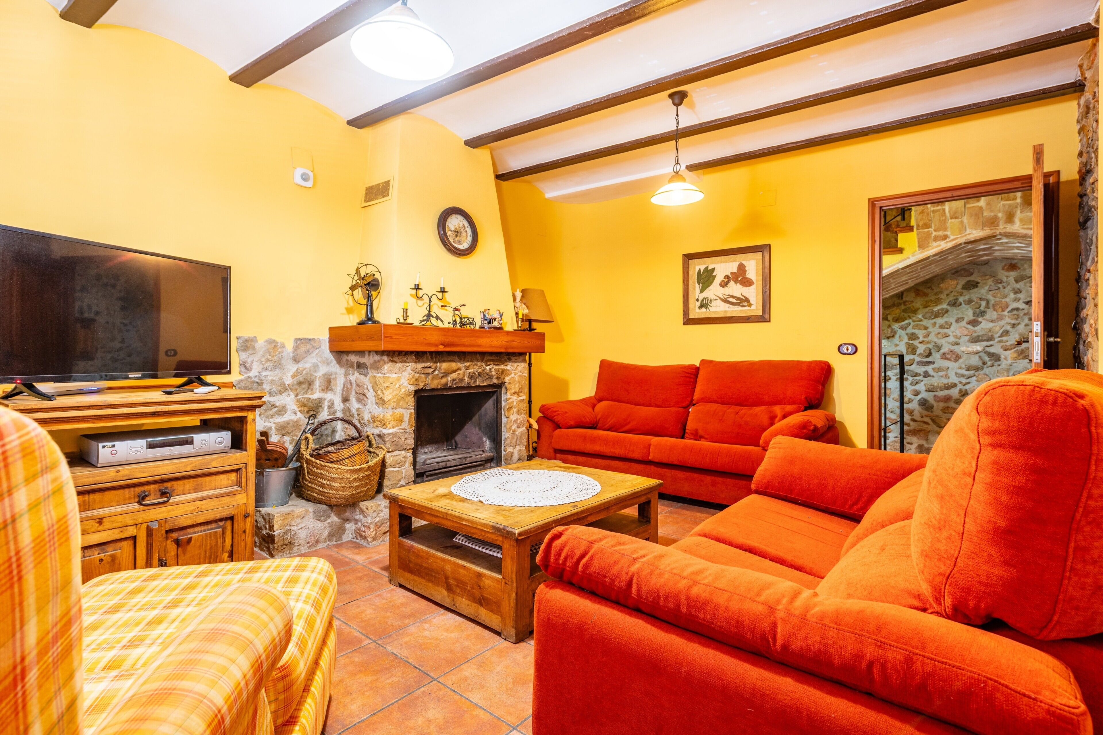 Una televisión, una chimenea, un reproductor de DVD