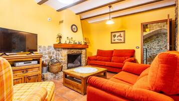 Una televisión, una chimenea, un reproductor de DVD