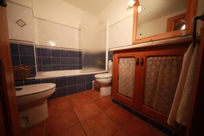 Shower, hair dryer, towels - 'Casa Rosa' Apartment with Balcony, Wi-Fi, and Air Conditioning (Cabanes)