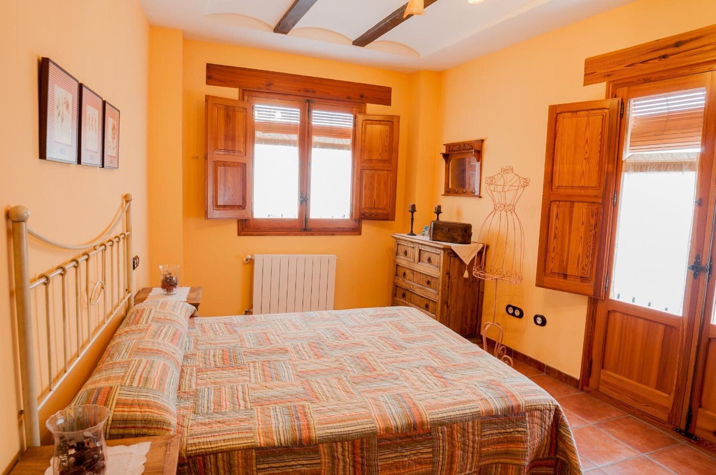 Tabla de planchar con plancha, wifi y ropa de cama 