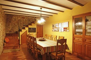Dining - 'Casa Rosa' Apartment with Balcony, Wi-Fi, and Air Conditioning (Cabanes)