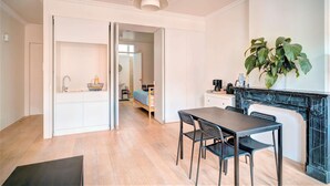 Un apartamento moderno con comedor, cocina y sala de estar.