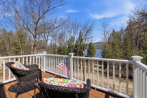 Eine Terrasse mit Korbmöbeln und einer amerikanischen Flagge.