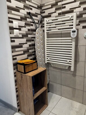 Bathroom - Vrbo Property (Châteauvillain)