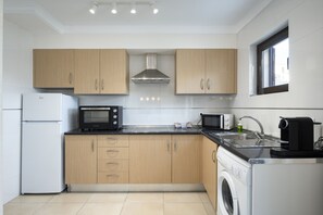 Fridge, microwave, oven, dishwasher - Marina Búzios I - Vilamoura Marina with pool by HD (Vilamoura)