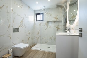Shower, hair dryer, towels - Marina Búzios I - Vilamoura Marina with pool by HD (Vilamoura)