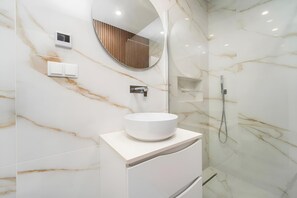 Dusche, Haartrockner, Handtücher