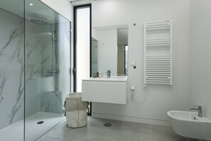 Shower, hair dryer, towels - Vilamoura Parque - Luxury Villa with pool by HD (Vilamoura)