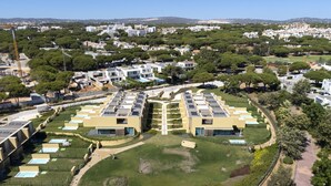 Zona residencial con edificios modernos, un patio central y zonas verdes circundantes.