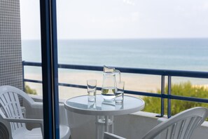 Outdoor dining - Oceanides - Sea front with pool by HD (Quarteira)