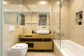 Shower, hair dryer, towels - The Five - Luxury apartment by HD (Quarteira)