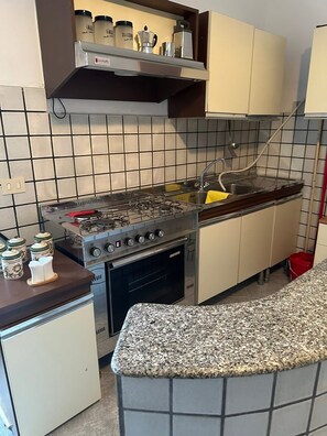 Fridge, microwave, oven, stovetop - Holiday Home 'Casa Vacanze Stefy Campomarino' with Private Terrace, Private Garden and Air Conditioning (Campomarino)