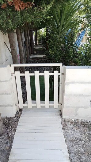 Property grounds - Holiday Home 'Casa Vacanze Stefy Campomarino' with Private Terrace, Private Garden and Air Conditioning (Campomarino)