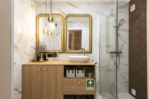 Shower, hair dryer, towels - Dona Marieta House by HD (Vilamoura)