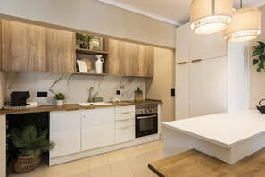 Fridge, microwave, oven, coffee/tea maker - Dona Marieta House by HD (Vilamoura)