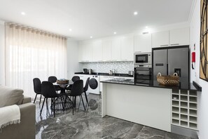 Fridge, microwave, oven, coffee/tea maker - Espadarte - Sea view by HD (Quarteira)