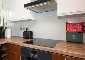 Fridge, microwave, oven, dishwasher - Stylish Central London Flat with Garden - Pass the Keys (London)