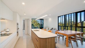 Kühlschrank, Mikrowelle, Ofen, Geschirrspüler