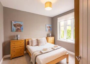 Iron/ironing board, free WiFi, bed sheets - Luxury 3 Bed House in Giffnock. Big Garden & Drive - Pass the Keys (Glasgow)