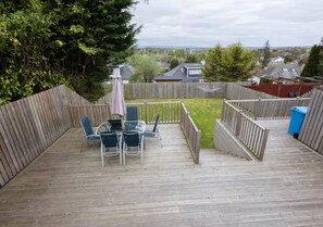 Outdoor dining - Luxury 3 Bed House in Giffnock. Big Garden & Drive - Pass the Keys (Glasgow)